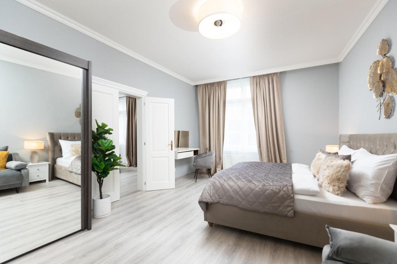 Luxury 150m2 On Wencelas Square With Private Garage Praag