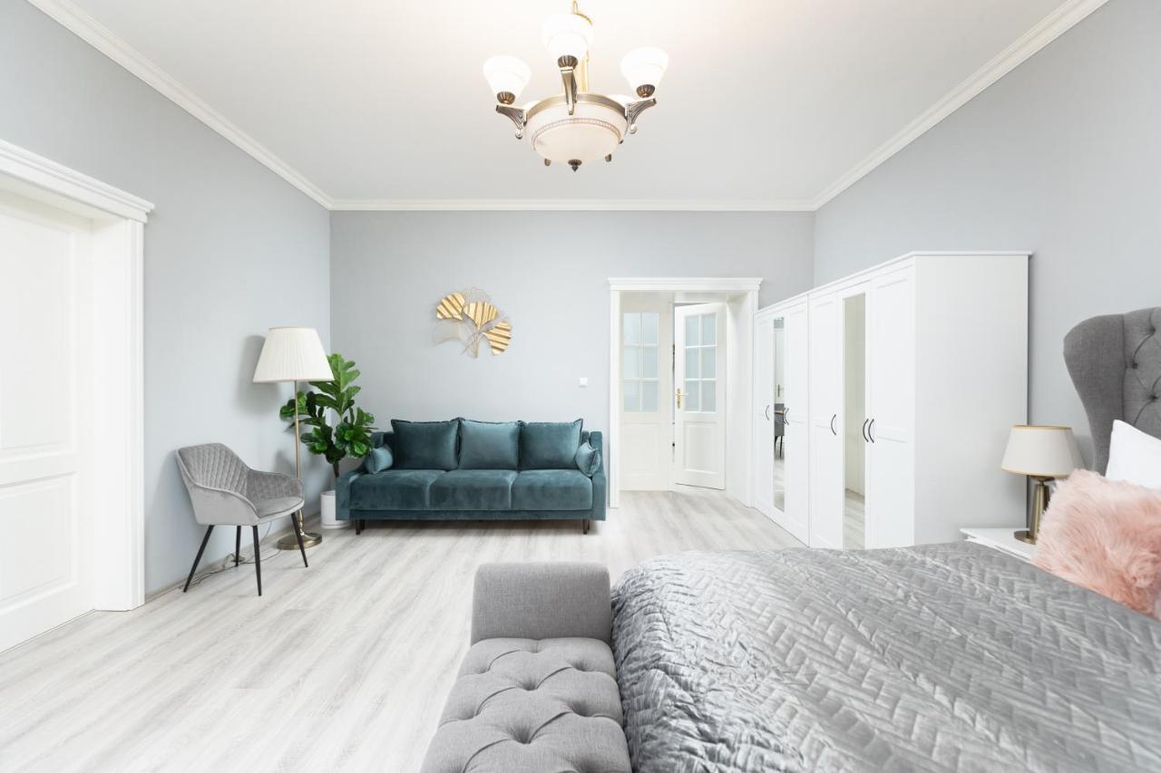 Luxury 150m2 On Wencelas Square With Private Garage Apartmán